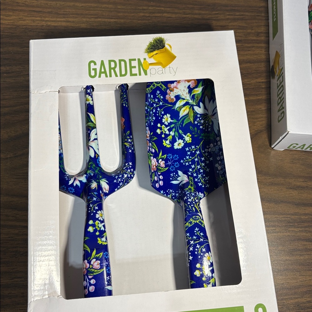 NWT Floral Garden Kit 2-Piece Set Fork and spade Garden in style